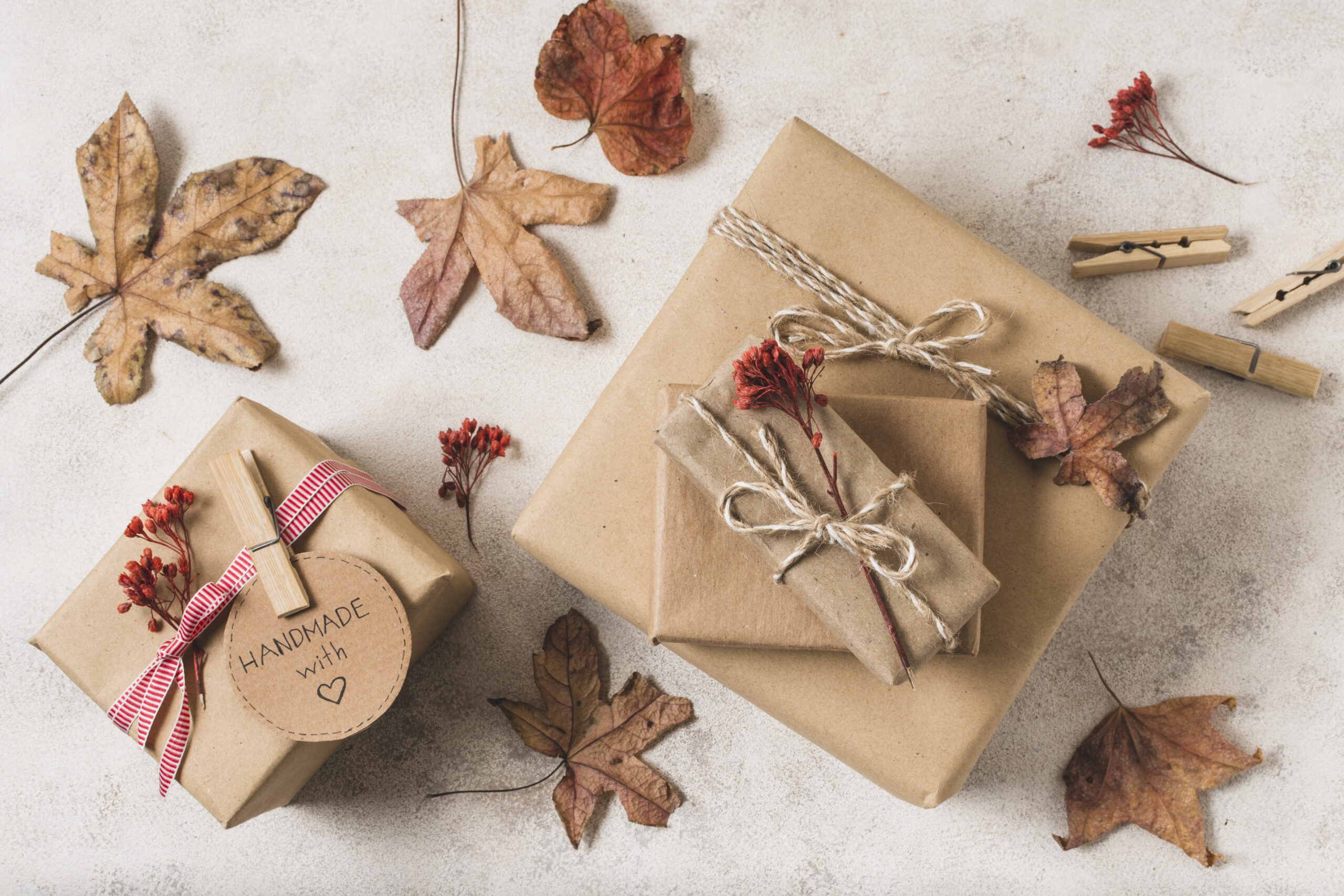 manualidades con hojas secas regalo envuelto